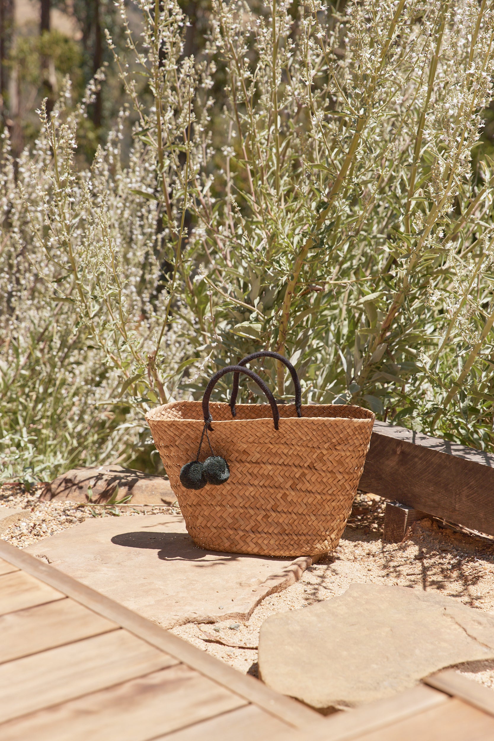 セレブ愛用ブランドKAYU カユ pom pom かごバッグ Straw Beach Bag | Kayu